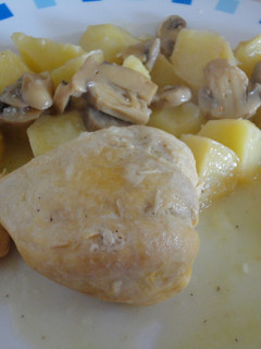 Una foto de Pechugas de pollo en salsa de vino y cebolla