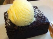 Una foto de brownie con helado de vainilla
