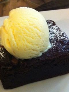 Una foto de Brownie con helado de vainilla