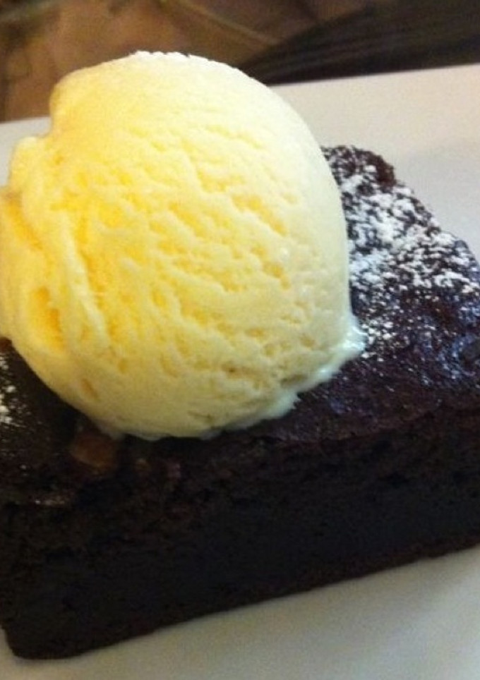 Una foto de Brownie con helado de vainilla