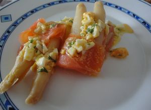 Foto principal de Espárragos envueltos en salmón ahumado