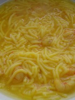 Una foto de Sopa de fideos y gambas