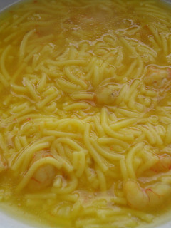 Una foto de Sopa de fideos y gambas
