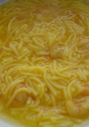 Una foto de Sopa de fideos y gambas
