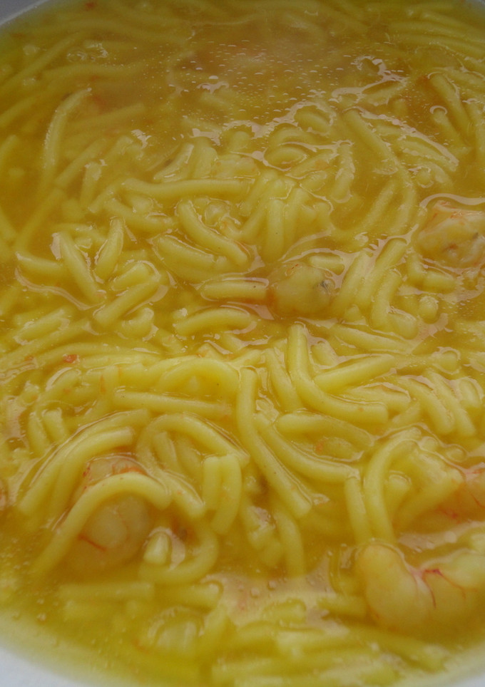 Una foto de Sopa de fideos y gambas