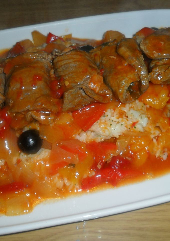 Una foto de Niños envueltos de ternera con arroz blanco