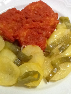 Una foto de Bacalao con tomate y patatas panadera