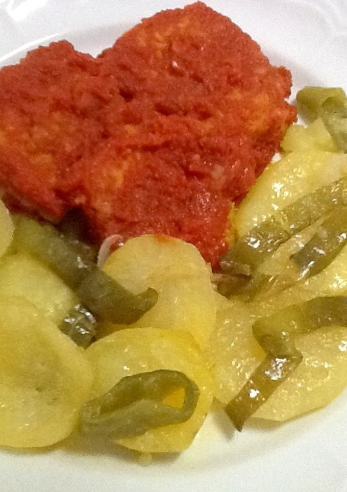 Una foto de Bacalao con tomate y patatas panadera