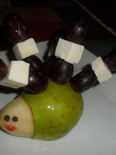 Una foto de Pinchos sobre frutas frescas