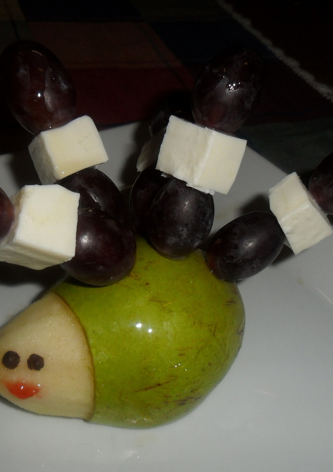 Una foto de Pinchos sobre frutas frescas