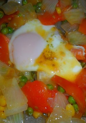 Una foto de Verduras con huevo al comino
