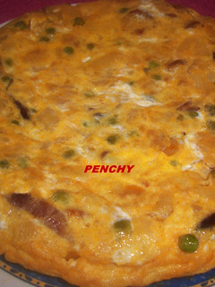 Una foto de Tortilla jugosa de guisantes con chorizo picante