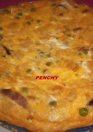 Una foto de Tortilla jugosa de guisantes con chorizo picante