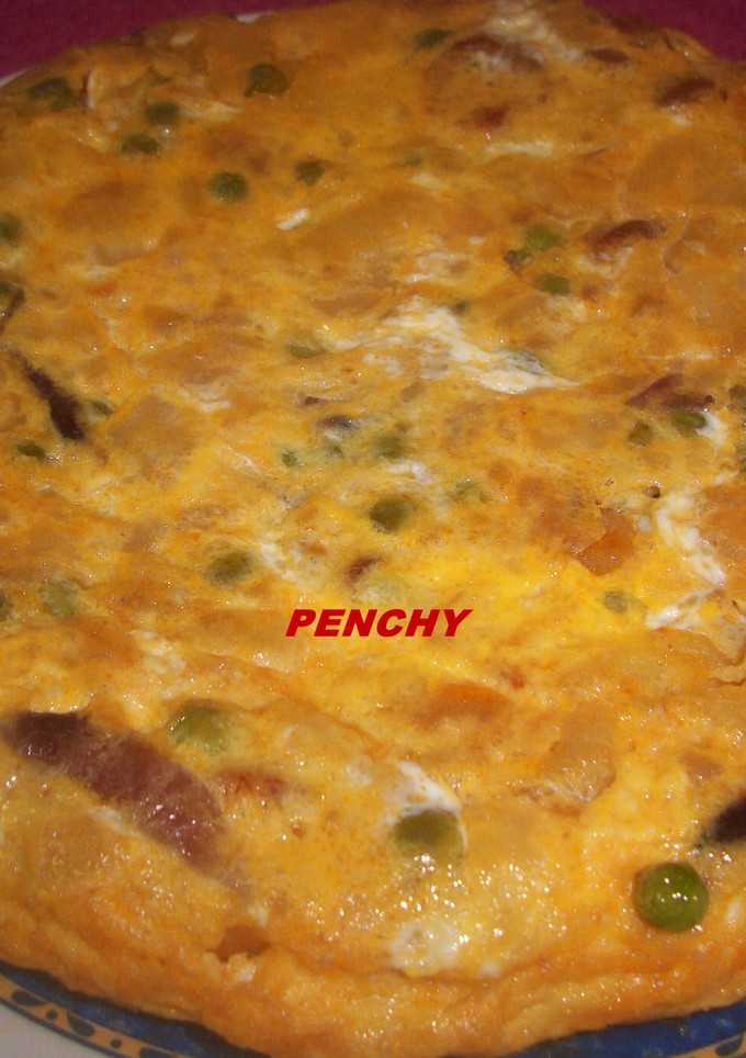 Una foto de Tortilla jugosa de guisantes con chorizo picante