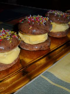 Una foto de Pastas de chocolate rellenas de helado