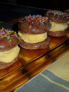 Una foto de Pastas de chocolate rellenas de helado