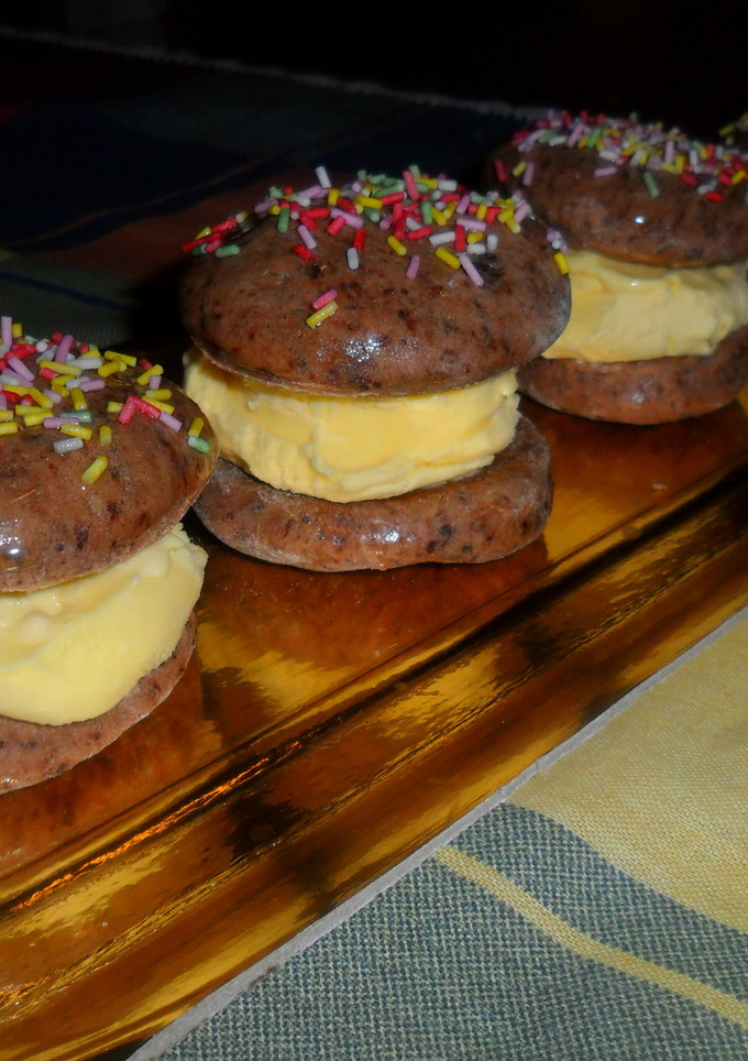 Una foto de Pastas de chocolate rellenas de helado