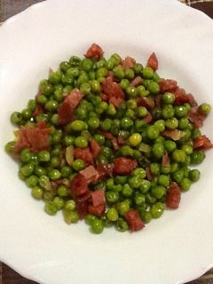 Una foto de Guisantes salteados con jamón y chorizo