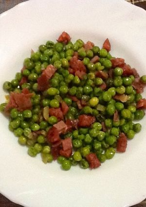 Una foto de Guisantes salteados con jamón y chorizo