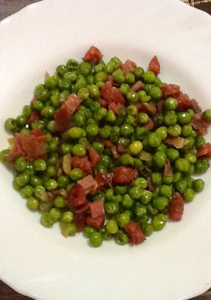 Una foto de Guisantes salteados con jamón y chorizo