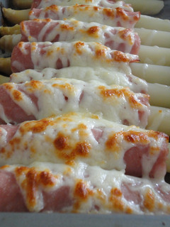 Una foto de Espárragos blancos con pavo y gratinado de manchego