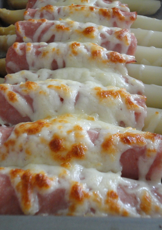 Una foto de Espárragos blancos con pavo y gratinado de manchego