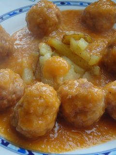 Una foto de Albóndigas en salsa de cebolla