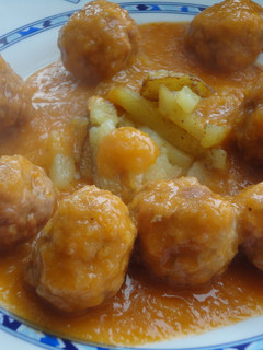 Una foto de Albóndigas en salsa de cebolla