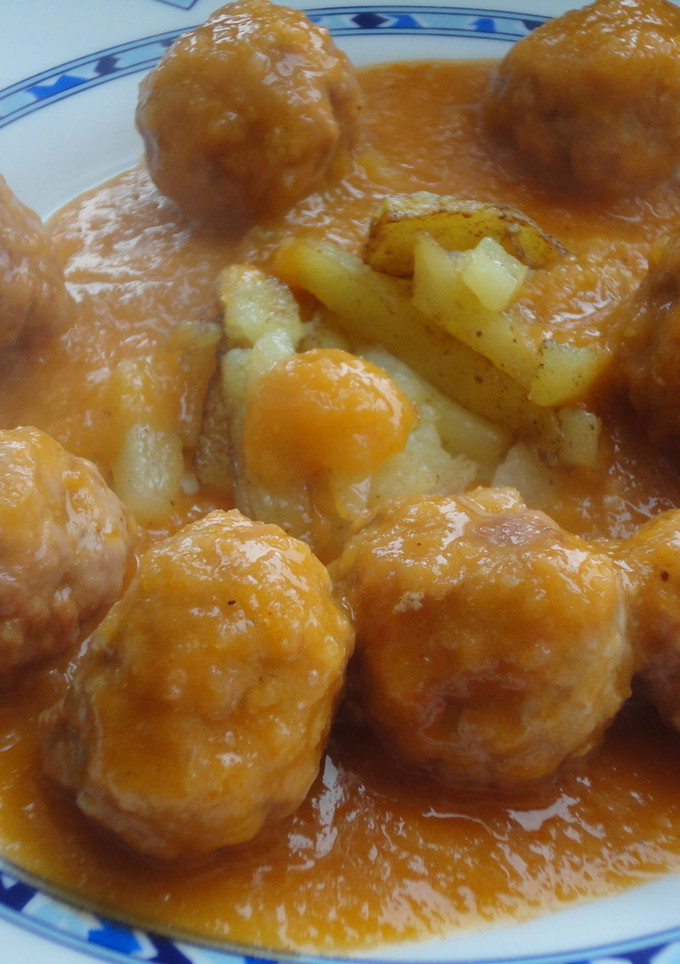 Una foto de Albóndigas en salsa de cebolla