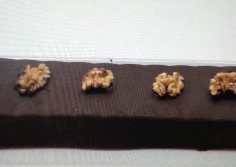 Turrón de chocolate con nueces