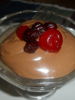 Una foto de Peras y uvas en almíbar con crema de chocolate