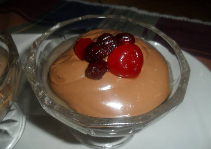Foto principal de Peras y uvas en almíbar con crema de chocolate
