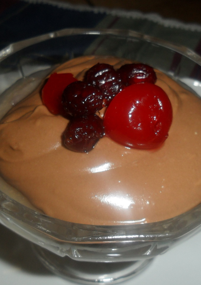 Una foto de Peras y uvas en almíbar con crema de chocolate