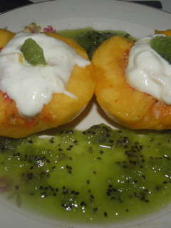 Una foto de Postre de duraznos y kiwi light para la dieta / Apto diabéticos