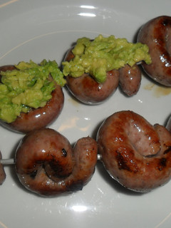 Foto principal de Brochetas de salchicha parrillera con crema de palta