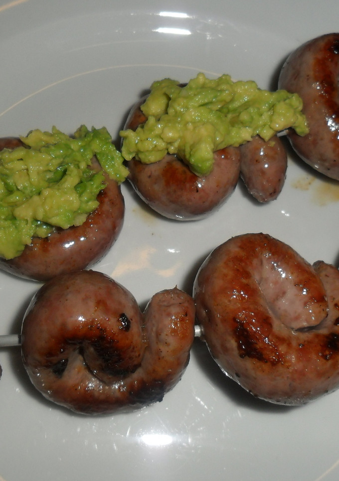 Una foto de Brochetas de salchicha parrillera con crema de palta