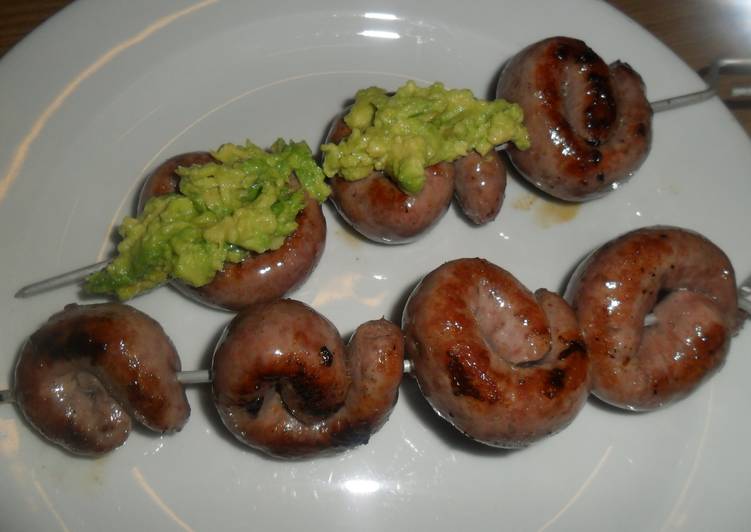 Brochetas de salchicha parrillera con crema de palta