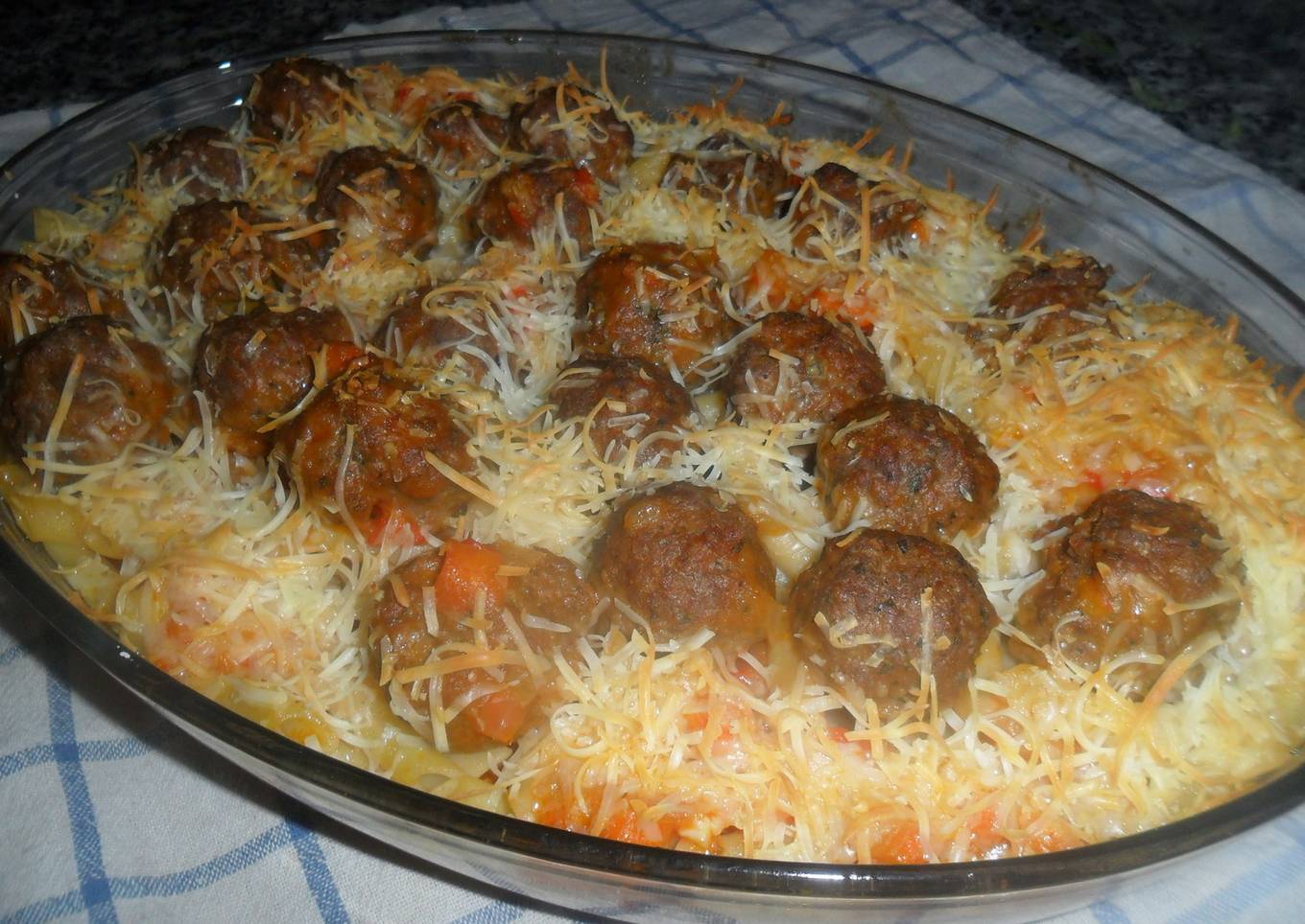 Macarrones con albóndigas al pimentón rellenas de aceitunas<br />