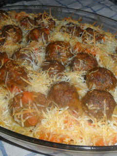 Una foto de Macarrones con albóndigas al pimentón rellenas de aceitunas