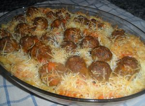 Foto principal de Macarrones con albóndigas al pimentón rellenas de aceitunas