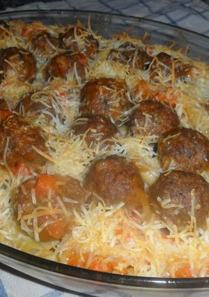 Una foto de Macarrones con albóndigas al pimentón rellenas de aceitunas