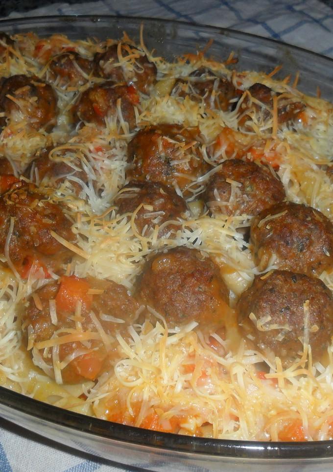 Una foto de Macarrones con albóndigas al pimentón rellenas de aceitunas