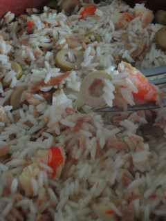 Una foto de Arroz con langostinos, atún y aceitunas