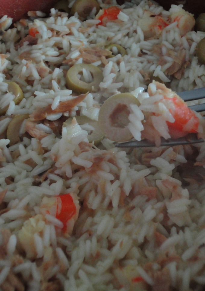 Una foto de Arroz con langostinos, atún y aceitunas
