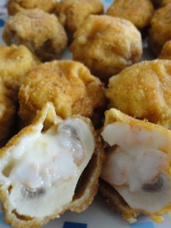 Una foto de Champiñones empanados rellenos de bechamel de gambas