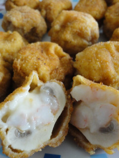 Una foto de Champiñones empanados rellenos de bechamel de gambas