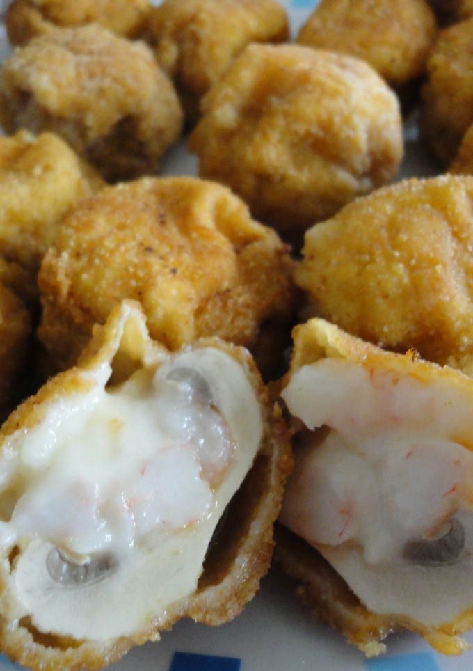 Una foto de Champiñones empanados rellenos de bechamel de gambas