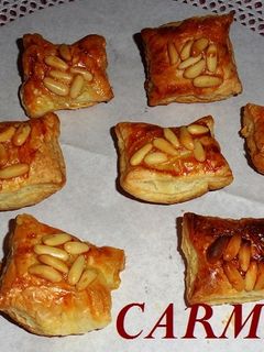 Una foto de Canapés de hojaldre con piñones