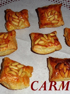 Una foto de Canapés de hojaldre con piñones