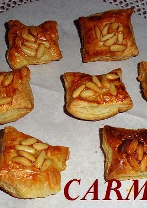Una foto de Canapés de hojaldre con piñones